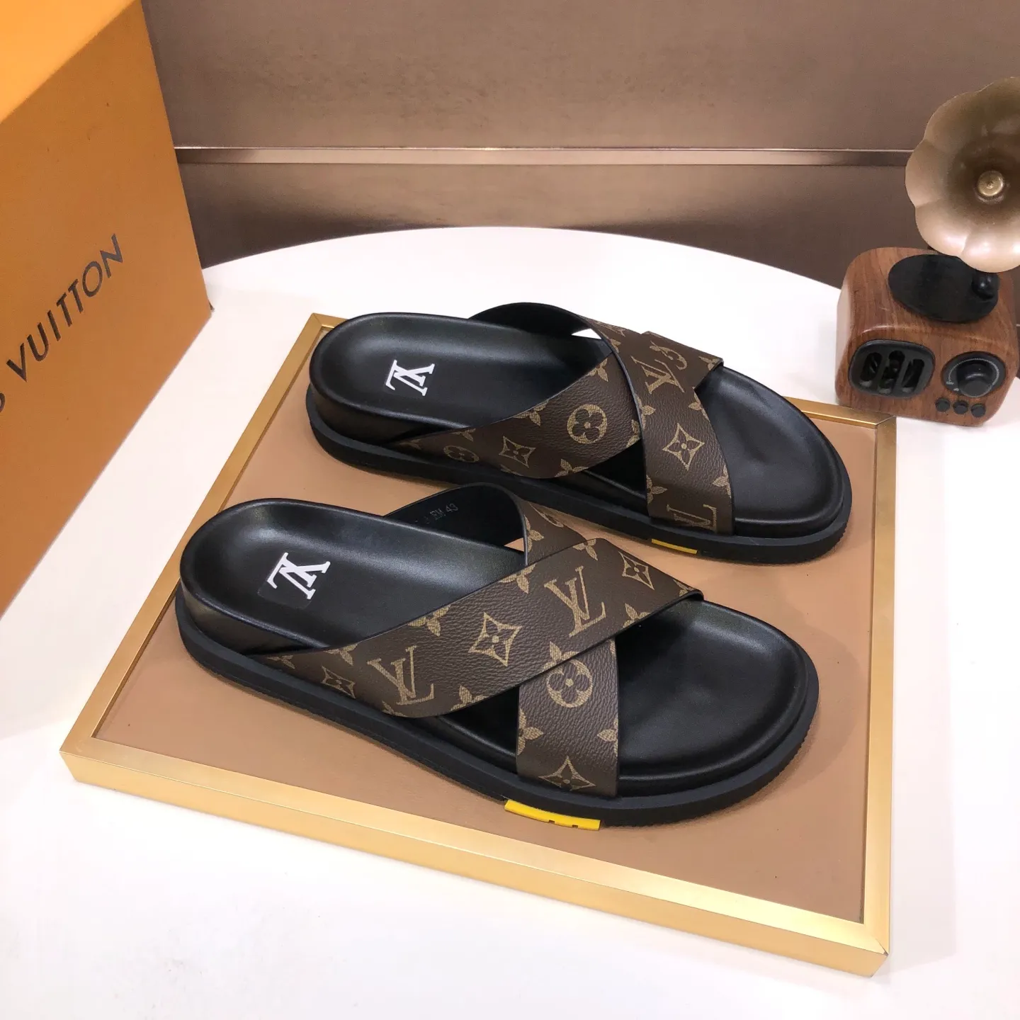 Men's shoes 💰400💰 [Louis Vuitton LV slippers] (high-end cowhide) counter 1:1 fashion style, a must-have for summer! The designer used LV’s iconic outsole. The original simple slippers instantly become fashionable! The upper is made of flexible special cowhide leather straps alternately, and the workmanship is exquisite! A must-have for stylish men in summer, size 38-45 (45 customized)
